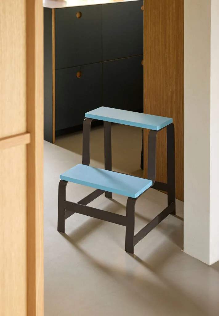 Step Stool Blue/Brown von Hübsch – Ambientefoto 4 von 6