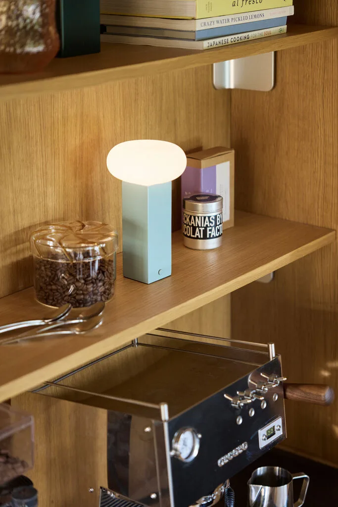 Low Portable Lamp Blue von Hübsch – Ambientefoto 1 von 3