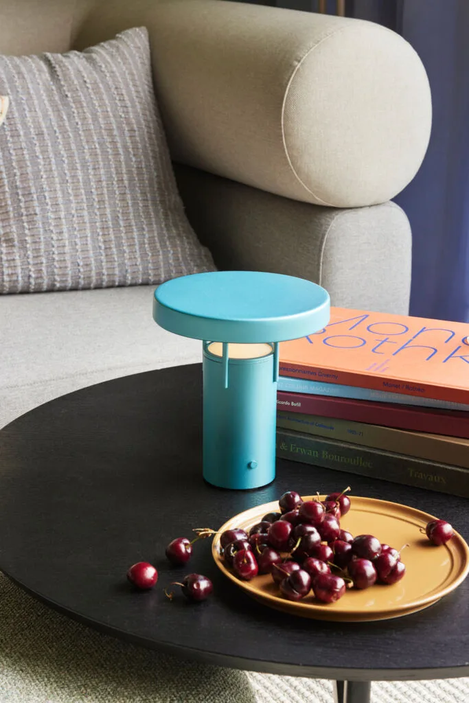 BringMe Portable Lamp Mini Metallic Turquoise von Hübsch – Ambientefoto 4 von 5