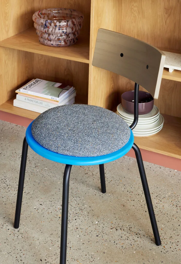 Koi Dining Chair Blue/Brown/Black de Hübsch – photo d’ambiance 5 sur 9