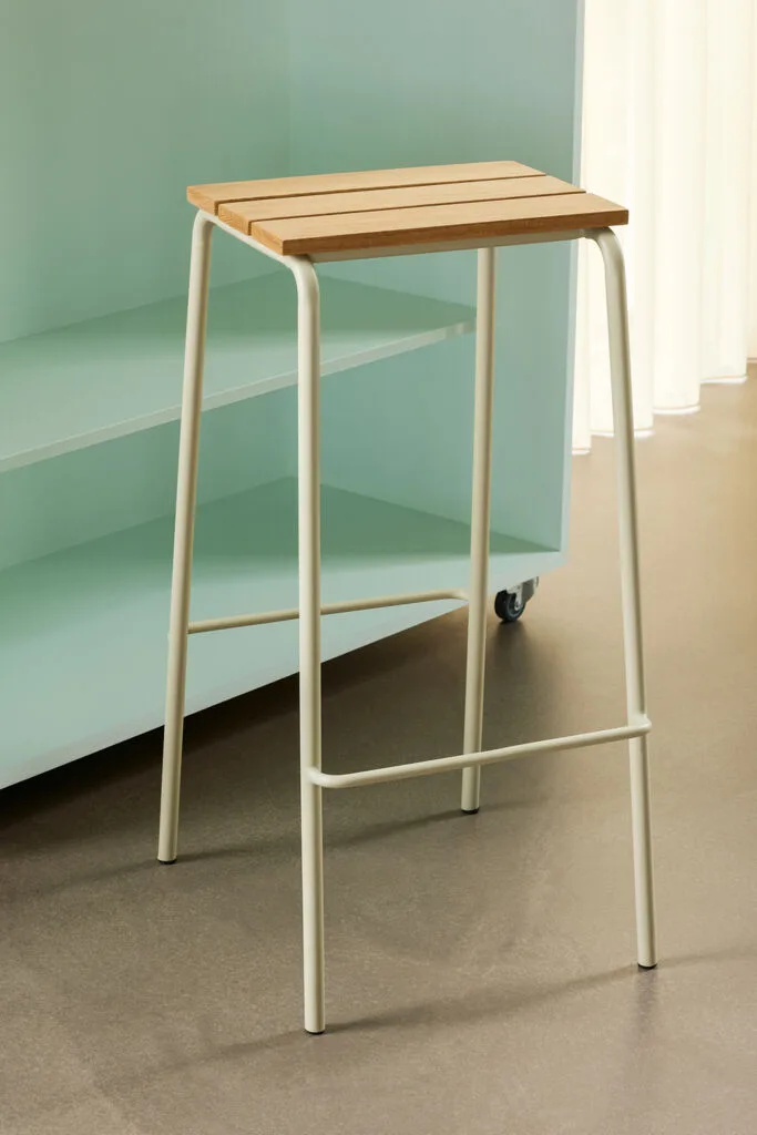 Stilt Bar Stool Sand von Hübsch – Ambientefoto 3 von 5