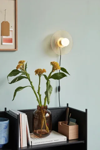 Halo Wall Lamp Amber van Hübsch – sfeerfoto 2 van 3