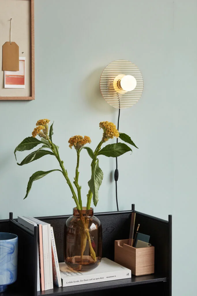 Halo Wall Lamp Amber van Hübsch – sfeerfoto 2 van 3