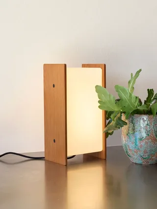 Sabi Table Lamp Oak de Hübsch – photo d’ambiance 1 sur 3
