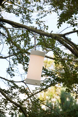 Camp Portable Lamp Sand van Hübsch – sfeerfoto 2 van 7