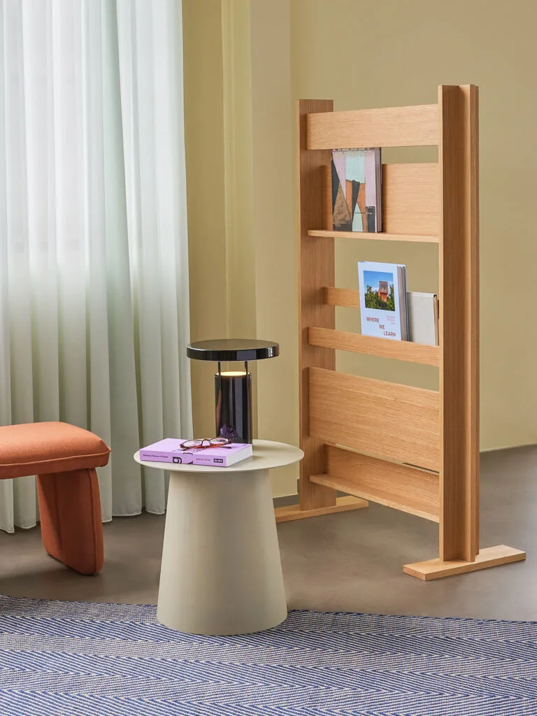 Forma Magazine Holder/Partition Natural von Hübsch – Ambientefoto 4 von 5