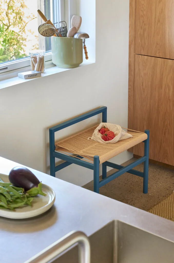 Heritage Bench Small Petrol de Hübsch – photo d’ambiance 4 sur 5