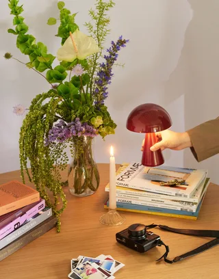 Heir Candleholder Yellow van Hübsch – sfeerfoto 3 van 5