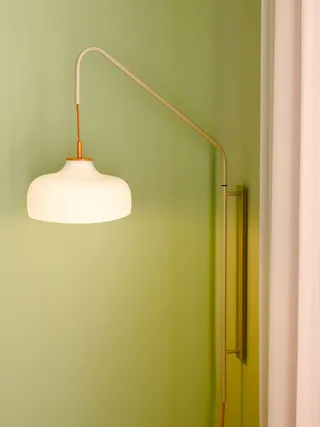Current Wall Lamp Sand van Hübsch – sfeerfoto 2 van 3
