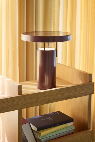 BringMe Portable Lamp Metallic Burgundy van Hübsch – sfeerfoto 2 van 3