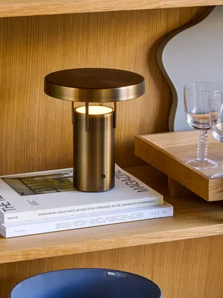 BringMe Portable Lamp Mini Burnished brass von Hübsch – Ambientefoto 1 von 5