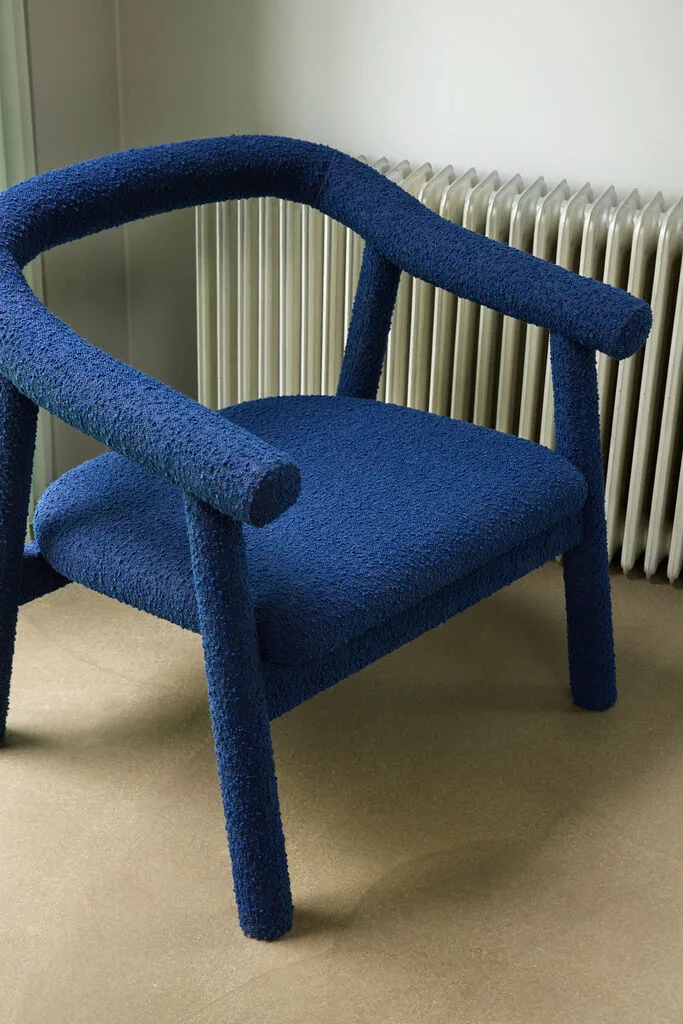 Ouli Lounge Chair Dark blue van Hübsch – sfeerfoto 6 van 7