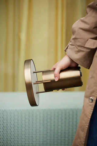 BringMe Portable Lamp Mini Burnished brass von Hübsch – Ambientefoto 3 von 5