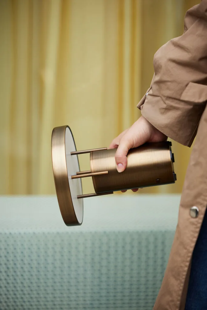 BringMe Portable Lamp Mini Burnished brass von Hübsch – Ambientefoto 3 von 5