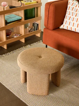 Rocco Pouffe Ochre van Hübsch – sfeerfoto 3 van 5