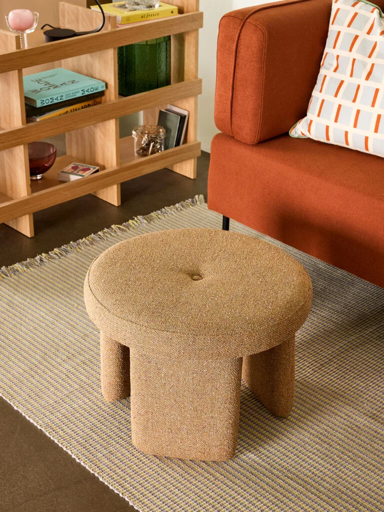 Rocco Pouffe Ochre van Hübsch – sfeerfoto 3 van 5