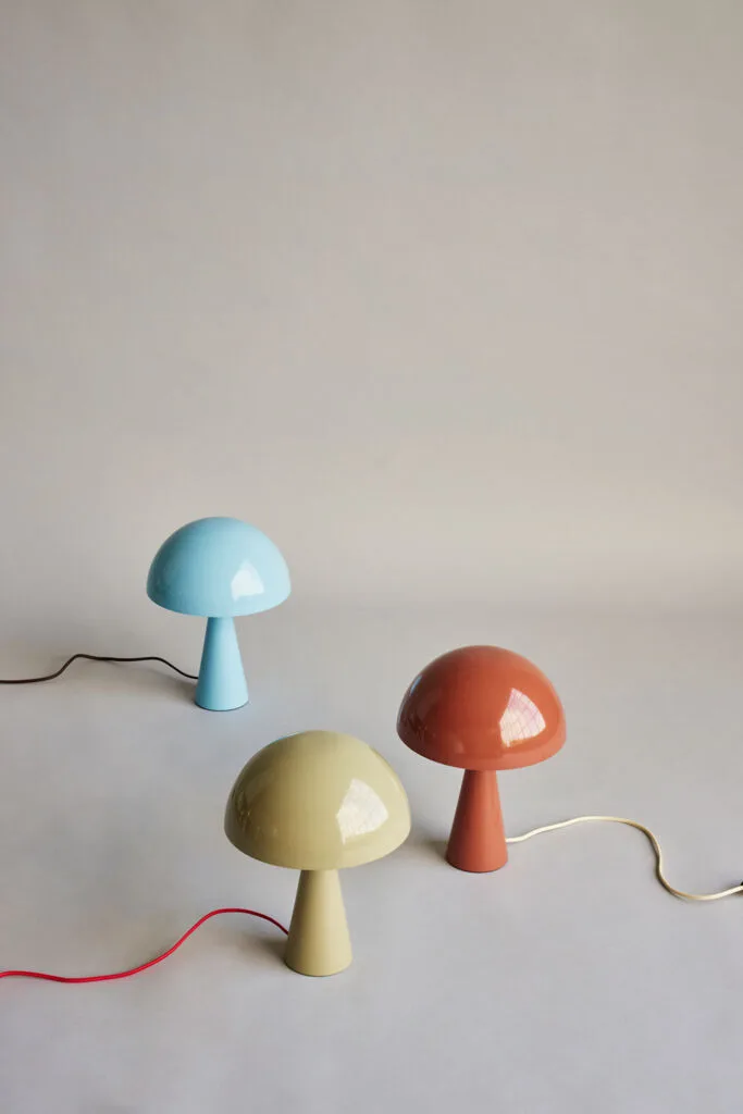 Mush Table Lamp Mini Red de Hübsch – photo d’ambiance 1 sur 5