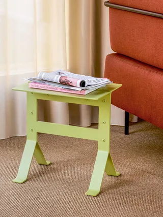 Fold Side Table Light green von Hübsch – Ambientefoto 5 von 6