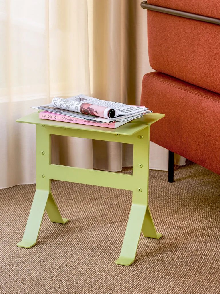 Fold Side Table Light green von Hübsch – Ambientefoto 5 von 6