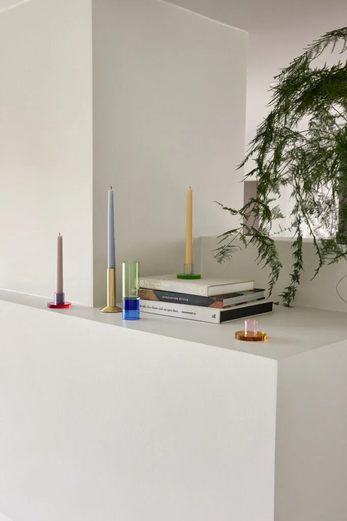Sleek Candleholder Brass von Hübsch – Ambientefoto 6 von 7