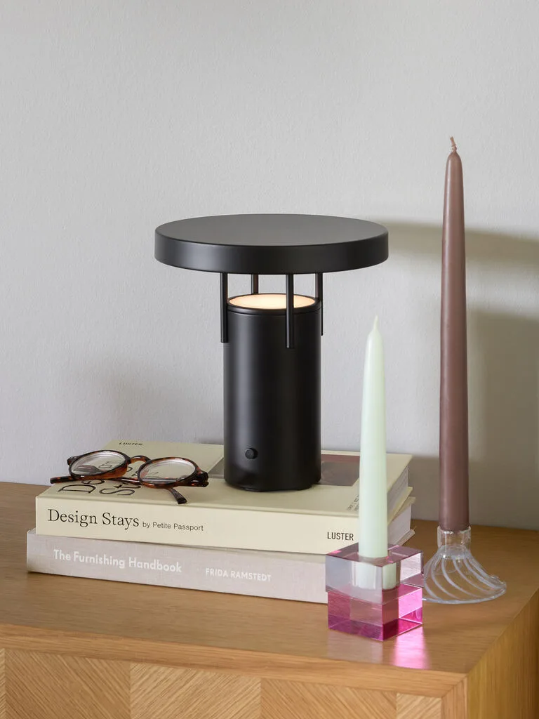 BringMe Portable Lamp Mini Matt Black van Hübsch – sfeerfoto 1 van 2