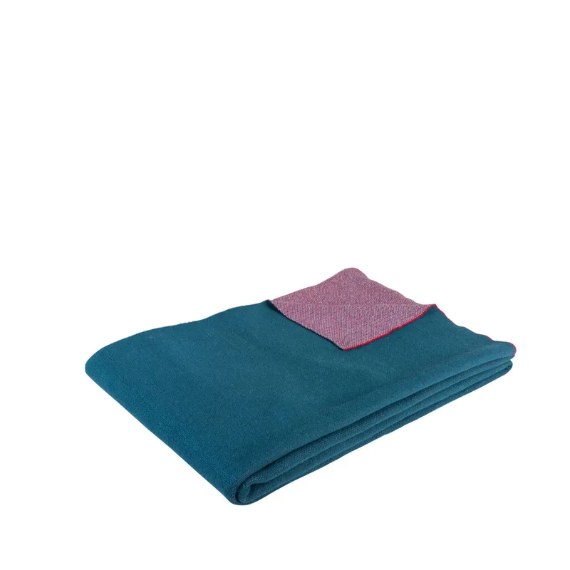 Cuddle Plaid Petrol/Burgundy von Hübsch – Produktfoto