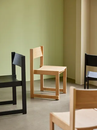 Forma Dining Chair Black van Hübsch – sfeerfoto 9 van 10