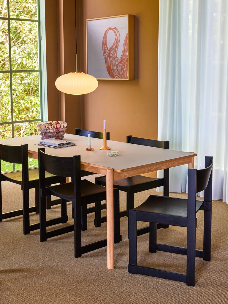 Forma Dining Chair Black van Hübsch – sfeerfoto 6 van 10