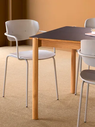 Oblique Dining Table Rectangular Black von Hübsch – Ambientefoto 3 von 5