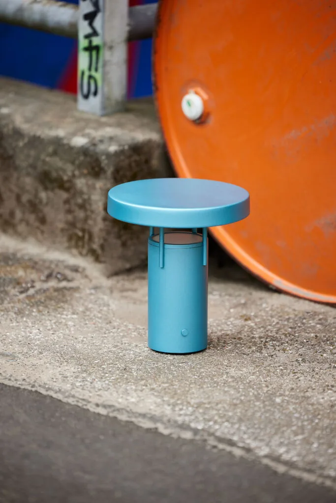 BringMe Portable Lamp Mini Metallic Turquoise von Hübsch – Ambientefoto 1 von 5