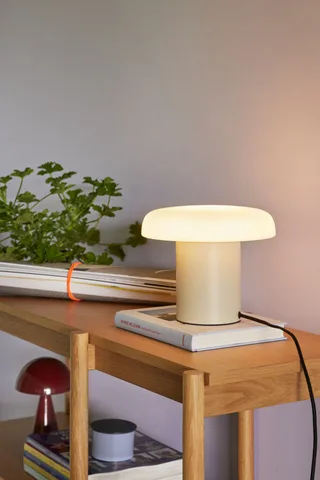Ateliers Table Lamp Sand/White van Hübsch – sfeerfoto 2 van 4