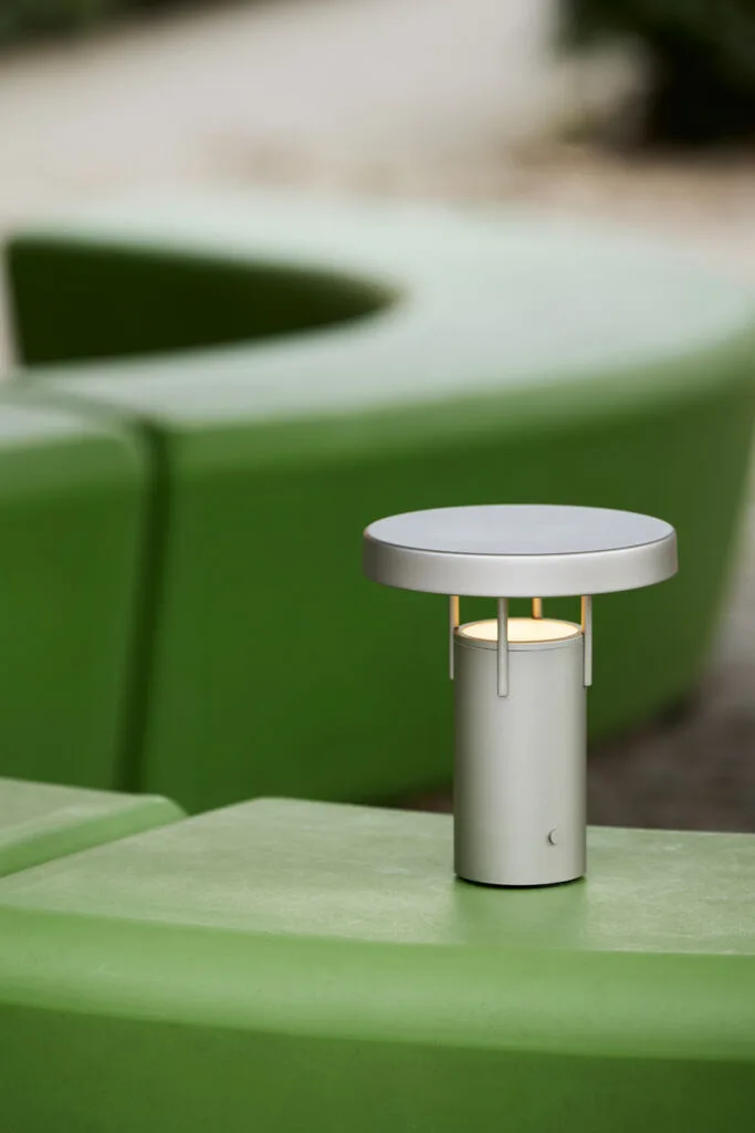 BringMe Portable Lamp Mini Metallic Sand de Hübsch – photo d’ambiance 3 sur 4
