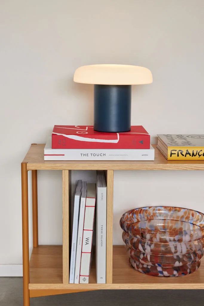 Ateliers Table Lamp Dark blue/White van Hübsch – sfeerfoto 3 van 5