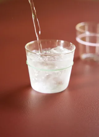 Orbit Drinking Glass Green van Hübsch – sfeerfoto 1 van 8