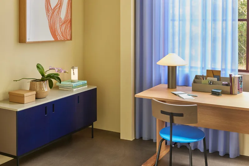 Study Console Table Dark blue van Hübsch – sfeerfoto 4 van 5