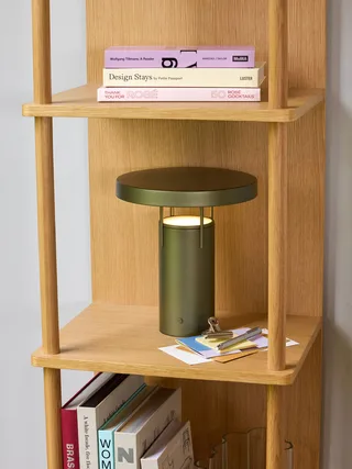 BringMe Portable Lamp Metallic Dark Green van Hübsch – sfeerfoto 1 van 2