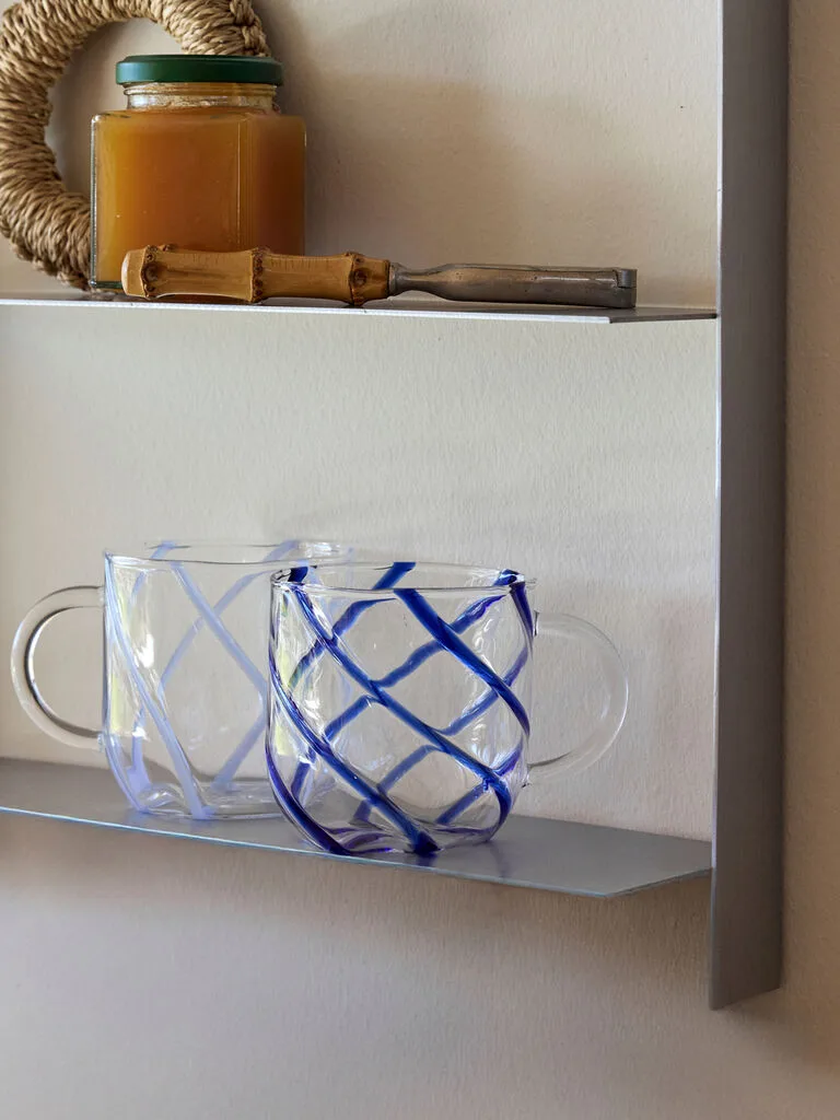 Kiosk Glass Mugs Swirl Blue (set of 2) von Hübsch – Ambientefoto 2 von 6