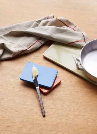 Amare Trivets Small Blue/Orange (set of 2) van Hübsch – sfeerfoto 2 van 7