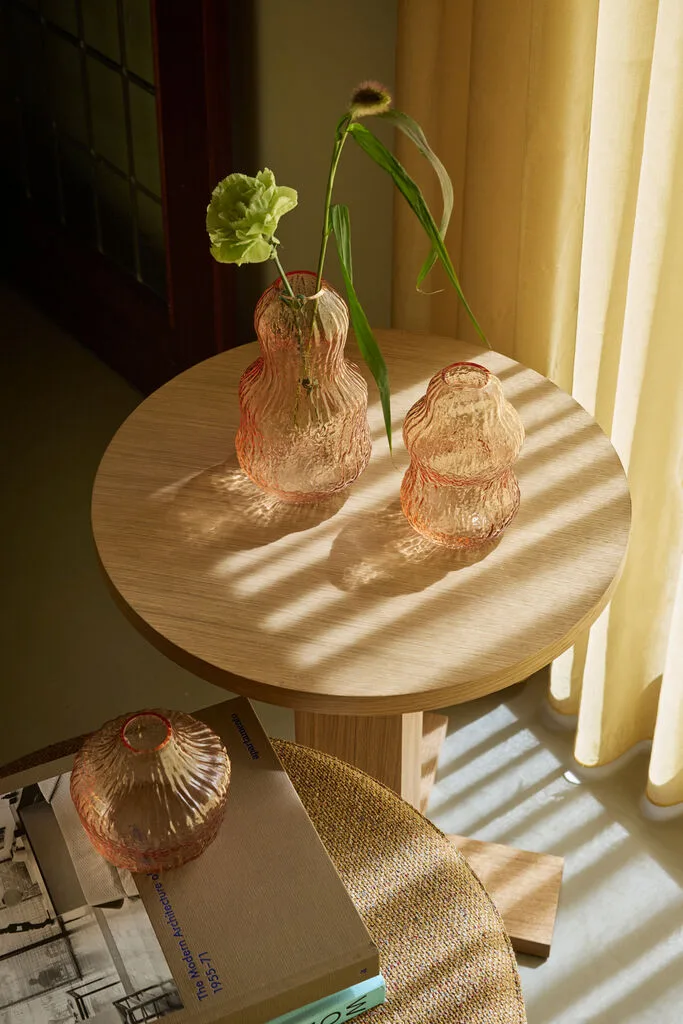 Koohi Side Table Natural von Hübsch – Ambientefoto 5 von 6