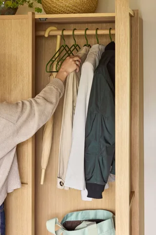 Kura Wardrobe Large Natural van Hübsch – sfeerfoto 5 van 6