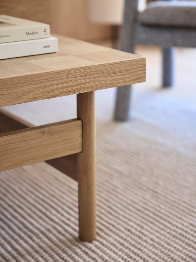 Skak Coffee Table Oak von Hübsch – Ambientefoto 3 von 6