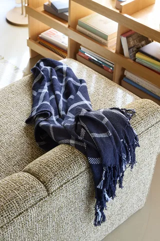 Flok Plaid Dark blue von Hübsch – Ambientefoto 1 von 2