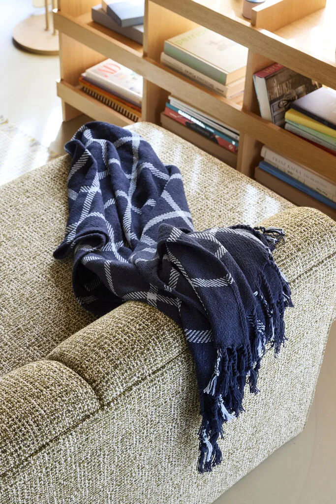 Flok Plaid Dark blue von Hübsch – Ambientefoto 1 von 2