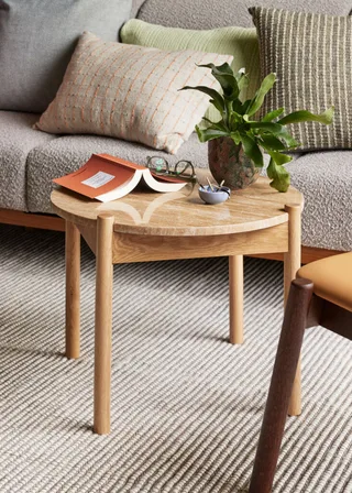Ori Cushion Olive/Beige van Hübsch – sfeerfoto 2 van 6
