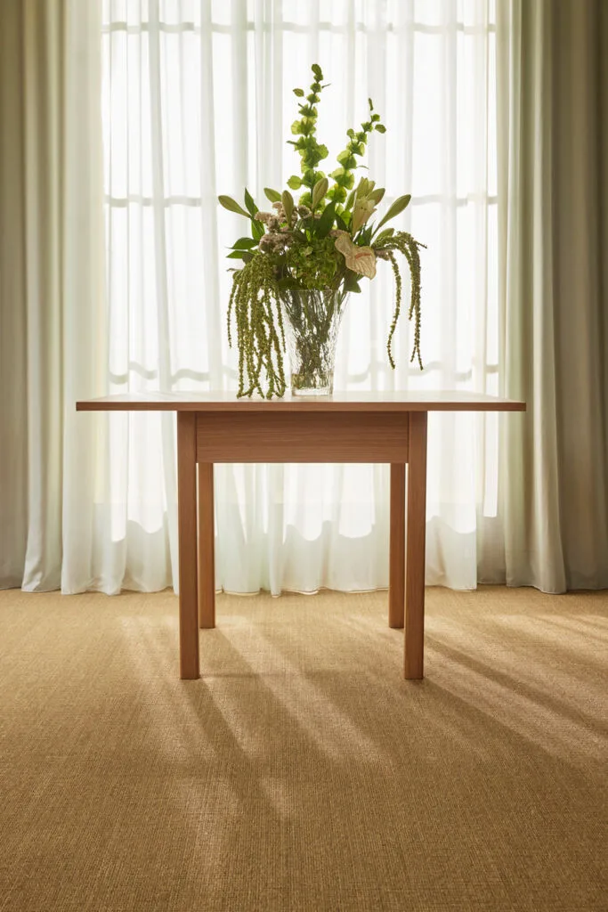 Geo Dining Table Natural von Hübsch – Ambientefoto 5 von 7
