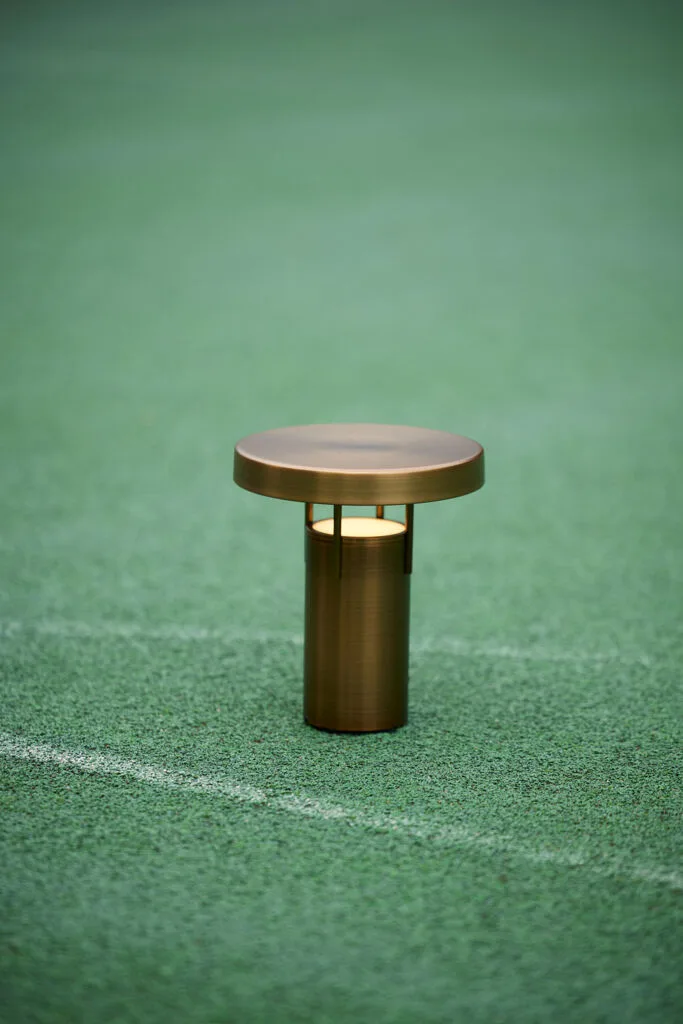 BringMe Portable Lamp Mini Burnished brass von Hübsch – Ambientefoto 2 von 5