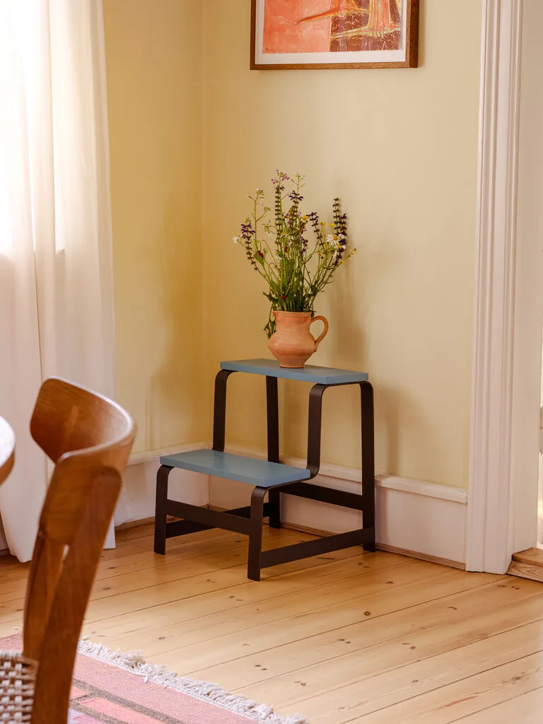 Step Stool Blue/Brown von Hübsch – Ambientefoto 5 von 6