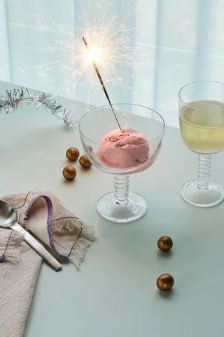 Clink Red Wine Glass Clear von Hübsch – Ambientefoto 4 von 5