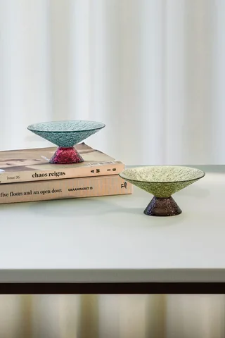 Bonbon Glass Bowl Medium Blue/Red van Hübsch – sfeerfoto 4 van 5