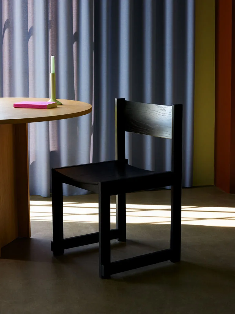 Forma Dining Chair Black van Hübsch – sfeerfoto 7 van 10
